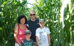 Ein Spaß für Groß und Klein: Familie Buchfink sucht sich Wege durchs Maislabyrinth. Die Pflanzen sind rund 2,50 Meter hoch.