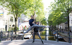 Tanzübung im Herzen Amsterdams: Eric Gauthier assistiert Victor Caxeita. FOTO: BAK