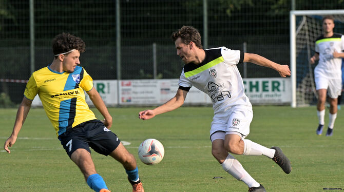Tom Schiffel (rechts) vom SSV Reutlingen im Zweikampf mit Ibish Sejdijaj.  FOTO: BAUR