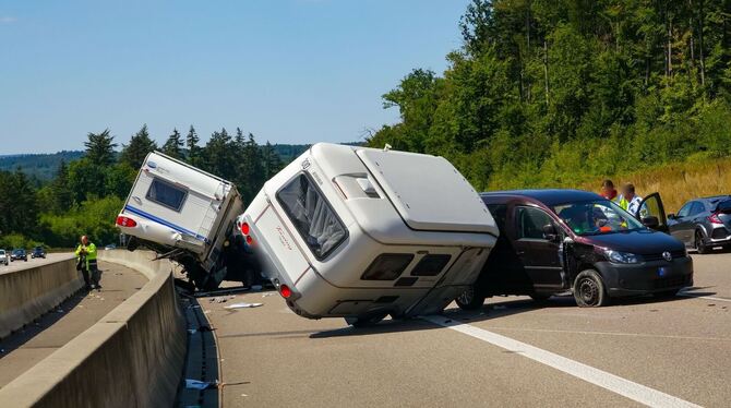Wohnwagen-Gespanne kollidieren auf der Autobahn 8