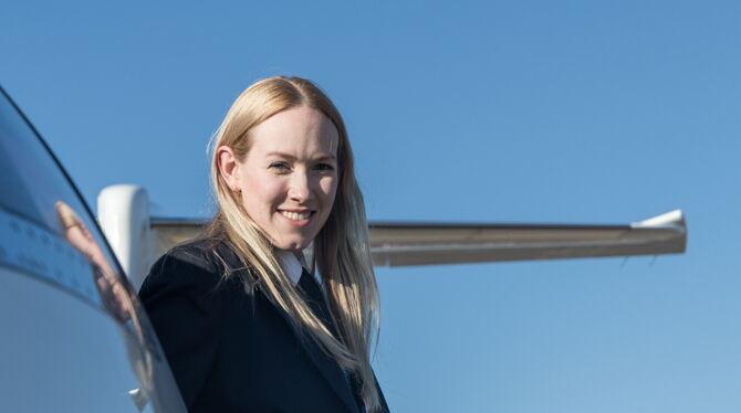 Judith Bittner steigt aus ihrer Phenom 300E. Welche Prominenten sie darin schon ans Ziel gebracht hat, darf die Gomaringerin ni