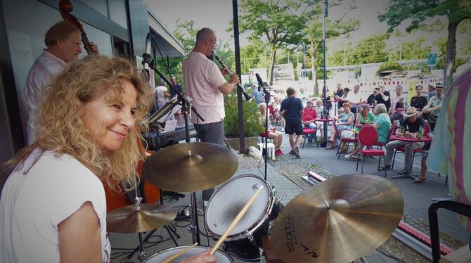 Für Jazz-Drummerin Iris Oettinger, die mit Band vor dem Kulturforum Metzingen auftrat, gab’s viel Applaus.  FOTO: BERNKLAU