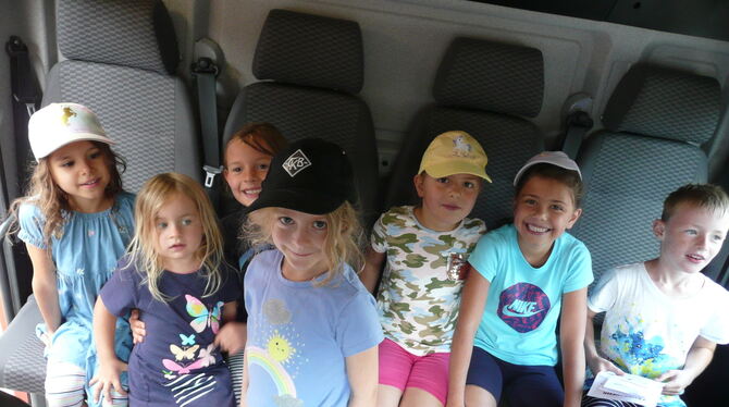 Hoch auf dem Feuerwehrwagen: Für die Kinder war auch die Fahrt mit einem Löschfahrzeug ein Highligt ihres Nachmittags bei der Ki