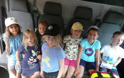 Hoch auf dem Feuerwehrwagen: Für die Kinder war auch die Fahrt mit einem Löschfahrzeug ein Highligt ihres Nachmittags bei der Ki