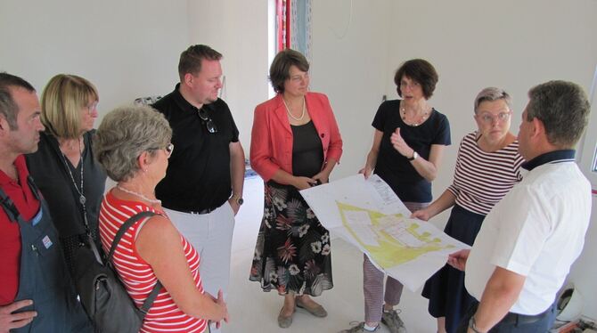 Planerin Ulrike Dieterich erläutert Bürgermeisterin Silke Höflinger und Mitgliedern des Gemeinderats auf einem Plan die Räumlich
