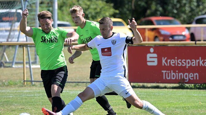 Florian Weiß (links) vom SV Nehren im Zweikampf mit Bösingens zweifachem Torschützen Marius Müller. Hinten: Der Nehrener Silas Florian Weiß (links) vom SV Nehren im Zweikampf mit Bösingens zweifachem Torschützen Marius Müller. Hinten: Der Nehrener Silas