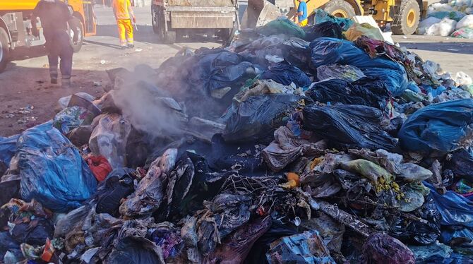 Rauch steigt aus dem abgeladenen Müll aus dem TBR-Fahrzeug auf