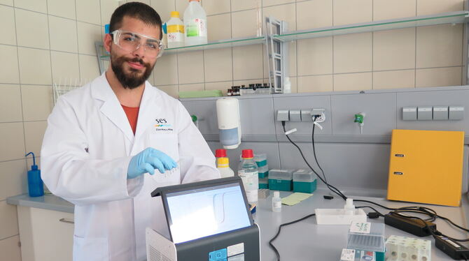 An der Messstation: Chemielaborant Alessandro Pucciarelli ermittelt mit dem PCR-Testgerät die Viruslast im Abwasser. FOTOS: STEI