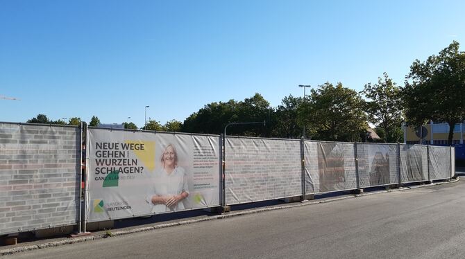 Bauzaun an der Ludwigstraße: Mitarbeiter zeigen Gesicht.  FOTOS: LANDRATSAMT REUTLINGEN
