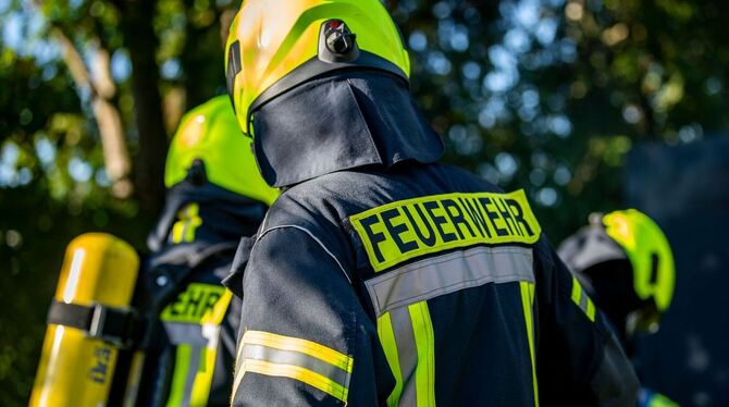 Einsatzkräfte der Feuerwehr in Schutzkleidung