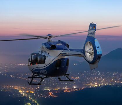 Ein Polizeihubschrauber über Reutlingen im Einsatz.