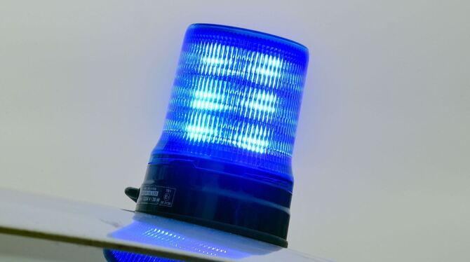 Ein Blaulicht leuchtet auf einem Einsatzwagen der Polizei