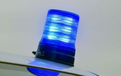 Ein Blaulicht leuchtet auf einem Einsatzwagen der Polizei