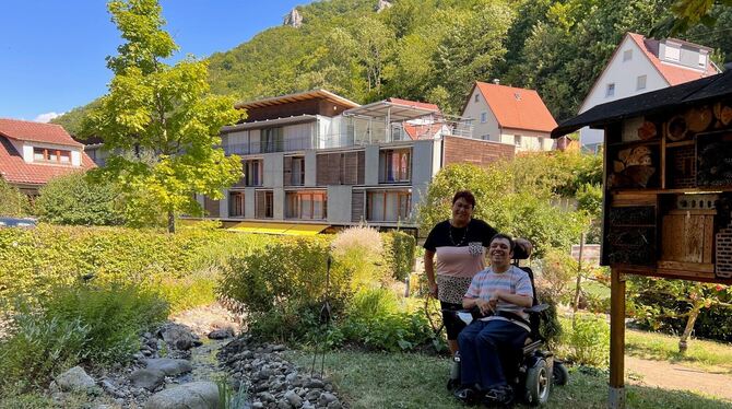 Im Sinnesgarten des Seniorenzentrums fühlen sich nicht nur die Bewohner, sondern auch Leiterin  Carmen Epple und Alexander Erbe