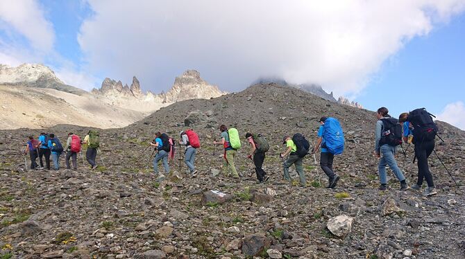 Die Gruppe unterwegs auf dem Weg zu den 3 000 Meter hohen Gipfeln.  FOTO: PRIVAT