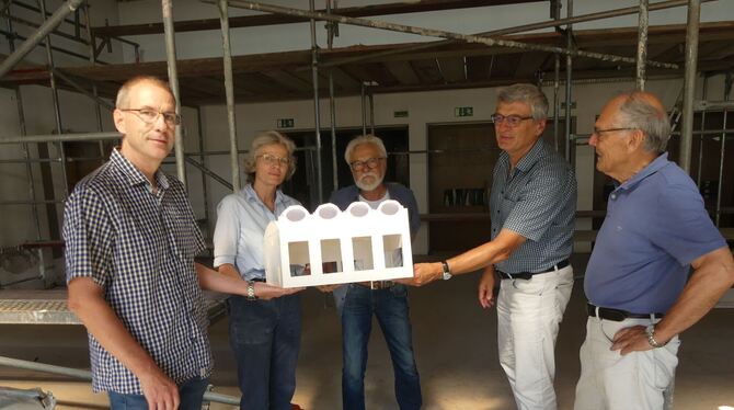 Kirchenpfleger Jochen Künstle (von links), Architektin Helma Fuchs, Architekt Wolfgang Liese-Grässer, Pfarrer Albrecht Schäfer u