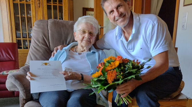 Hertha Raasch mit Pliezhausens  Bürgermeister Christof Dold. In ihren Händen hält die Jubilarin das Glückwunsch-schreiben von Mi