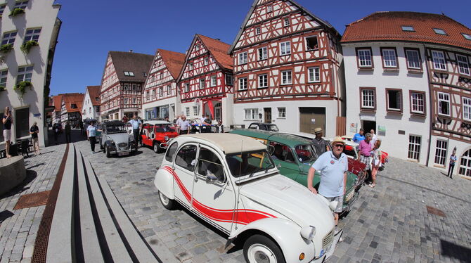 Alt und rüstig trifft alt und pittoresk: Die Teilnehmer trafen sich vor dem Rathaus zum Andenkenbild.  FOTOS: REISNER