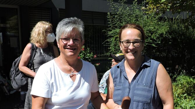 Dagmar Steinhilber und Claudia Preiß (rechts) haben den GEA-Eiswagen zu Habila Rappertshofen geholt. FOTO: SCHELLING Dagmar Steinhilber und Claudia Preiß (rechts) haben den GEA-Eiswagen zu Habila Rappertshofen geholt. FOTO: SCHELLING