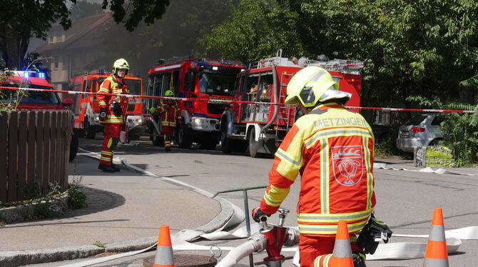 Die Feuerwehr war auch Tag nach dem Großbrand in Metzingen im Einsatz.
