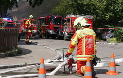 Die Feuerwehr war auch Tag nach dem Großbrand in Metzingen im Einsatz.