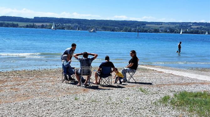 Badegäste erholen sich in Konstanz am Strandbad Horn. Wo sie sitzen, spült sonst der Bodensee ans Ufer.  BILD: FRICKER