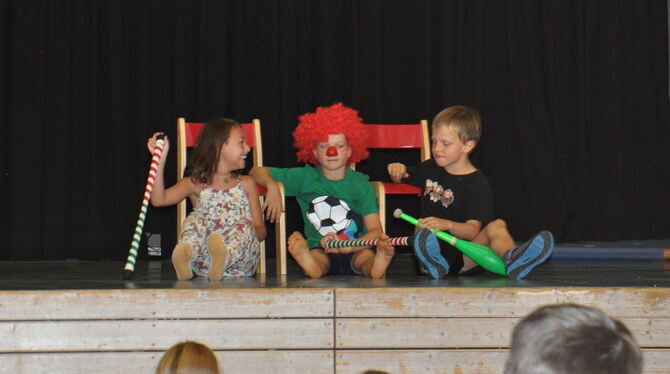 Drei »Opi-Clowns« mit originellen Krück-Stöcken: Beim Zirkus Holdrio probieren sich die Kinder in verschiedenen artistischen Di