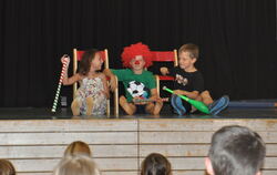 Drei »Opi-Clowns« mit originellen Krück-Stöcken: Beim Zirkus Holdrio probieren sich die Kinder in verschiedenen artistischen Di