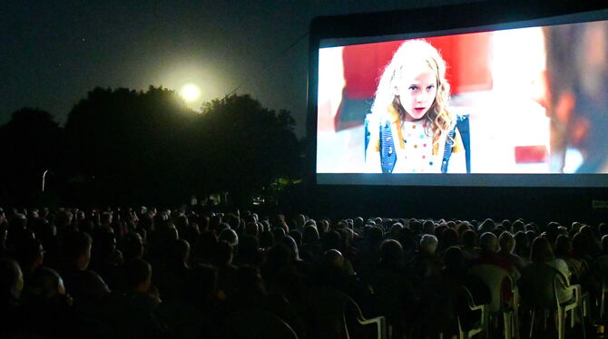 An den ersten beiden von drei Tagen kamen rund 1 000 Besucher zum Open-Air-Kino ins Mössinger Freibad.  FOTO: MEYER