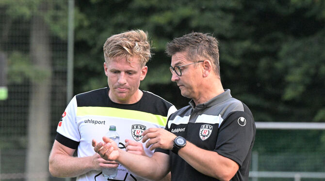 Haben Gesprächsbedarf nach der Saisonauftakt-Niederlage in Bissingen: SSV-Kapitän Pierre Eiberger und Trainer Albert Lennerth.