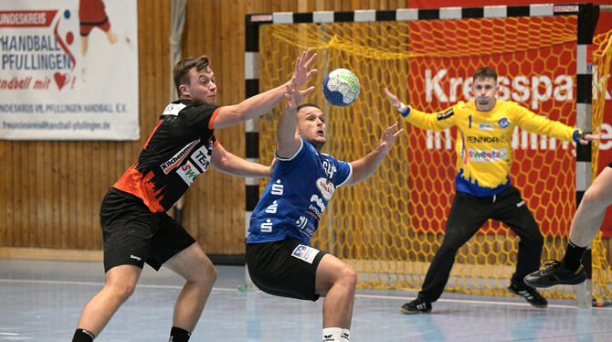 VfL-Zugang Julian Mühlhäuser (blaues Trikot) im Zweikampf mit Marc Bader. Rechts: Zürichs Keeper Roman Bachmann.  FOTO: BAUR