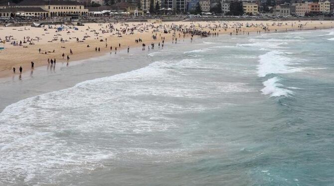 Erst am 2. Januar war der berühmte Bondi Beach in Sydney wegen eines Hais gesperrt worden. Foto: Dean Lewins/Archiv