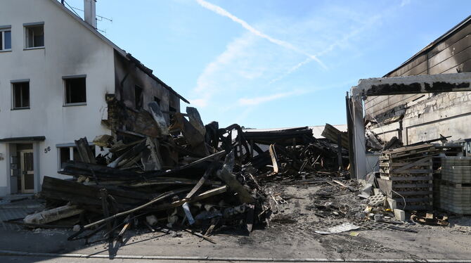 Am Brandort in Metzingen bietet sich nach dem Abzug der Feuerwehr ein Bild der Zerstörung.