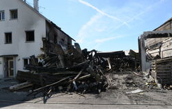 Am Brandort in Metzingen bietet sich nach dem Abzug der Feuerwehr ein Bild der Zerstörung.