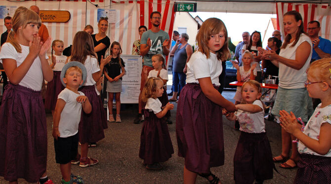 Die Kleinsten der Kindervolkstanzgruppe des Albvereins begeisterten mit flotten Tänzen bei der Eröffnung der Sauerbrunnenhockete