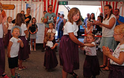 Die Kleinsten der Kindervolkstanzgruppe des Albvereins begeisterten mit flotten Tänzen bei der Eröffnung der Sauerbrunnenhockete