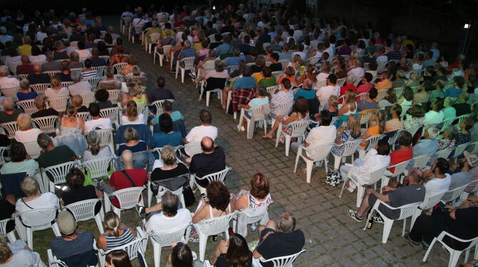 Großer Besucherandrang beim Open Air Kino in Bad Urach.  FOTO: OECHSNER