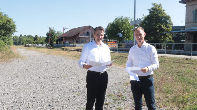 Tobias Bernecker (links) und Dennis Mühleisen stehen im künftigen Gleisfeld.
