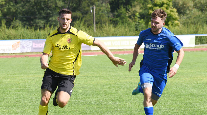 Metzingens Yannik Kynast (rechts) im Laufduell gegen Adrian Royer. FOTO: TBAUR/EIBNER