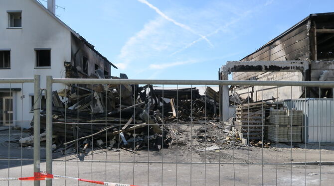 Die Max-Eyth-Straße ist vor dem Ort des Großbrandes noch gesperrt. Deutlich ist das Ausmaß der Zerstörung sichtbar. Foto: Malte