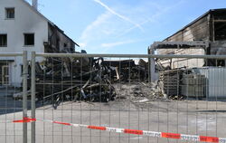 Die Max-Eyth-Straße ist vor dem Ort des Großbrandes noch gesperrt. Deutlich ist das Ausmaß der Zerstörung sichtbar. Foto: Malte 