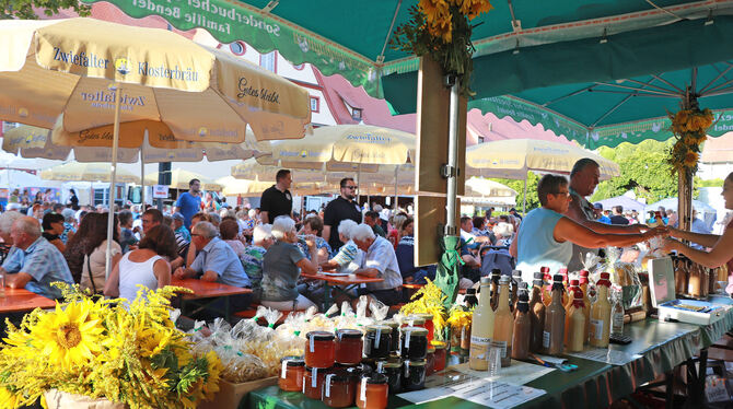 Der Vespermarkt in Zwiefalten war am Samstag sehr gut besucht.  FOTO: BLOCHING