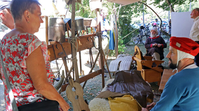 Maik Hartmann (rechts vorne) zeigt mit Vater Alwin Tritschler (rechts hinten) das mittelalterliche Lagerleben. FOTO: BLOCHING