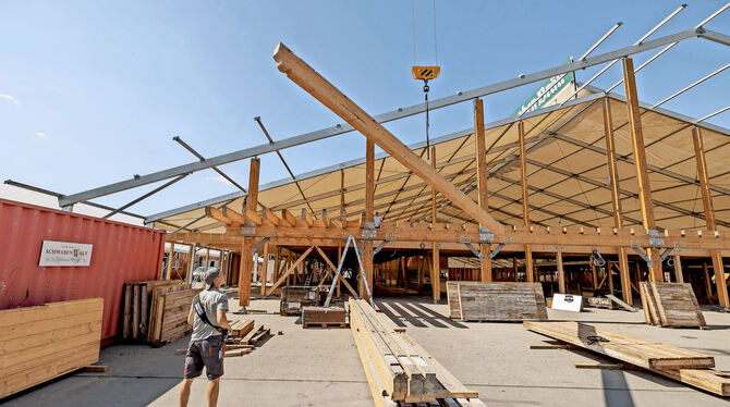 Der Aufbau der Zelte läuft auf Hochtouren.  FOTO: LG/RETTIG