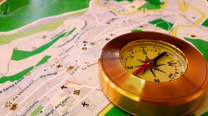 Kompass und Karte: Wie sie bei der Orientierung im Gehirn abgebildet werden, wirft noch zahlreiche Fragen auf.  FOTO: UNI TUEBIN