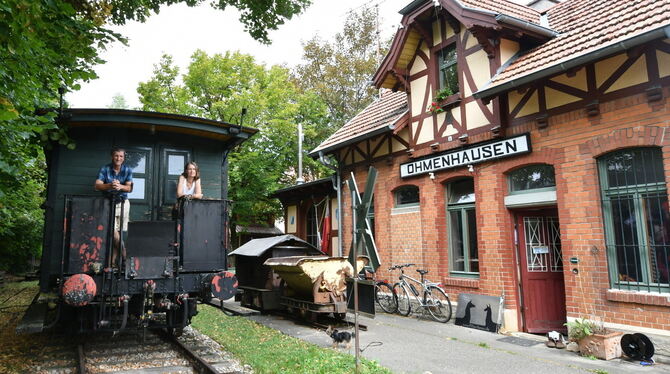 Michael und Ulrike Schaich in ihrem aufwendig renovierten Waggon. Er müsste weichen, wenn die Stadtbahn kommt. FOTOS: MEYER