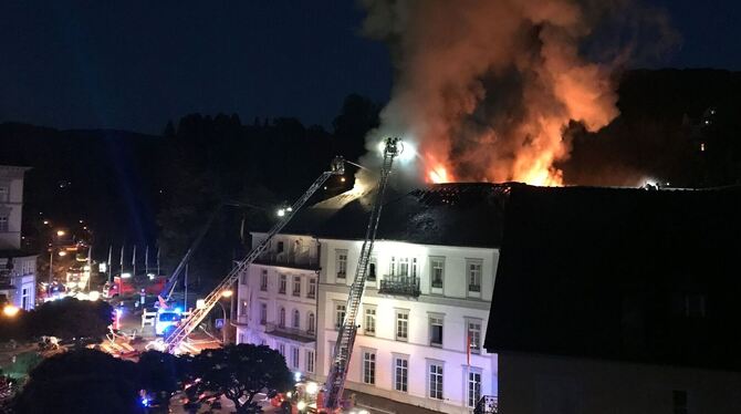 Die Feuerwehr löscht den Brand im »Badischen Hof« Die Feuerwehr löscht den Brand im »Badischen Hof«