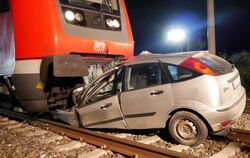 Vollbesetzter Zug erfasst Auto von Betrunkenem