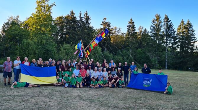 In Gomadingen campten in Deutschland geborene Ukrainer und Flüchtinge gemeinsam.  FOTOS: SCHRADE