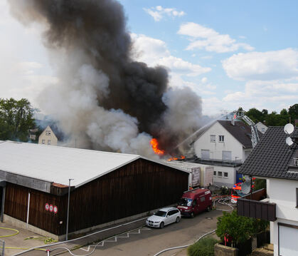Am Freitag ist in Metzingen ein Großbrand ausgebrochen.  FOTO: FINK